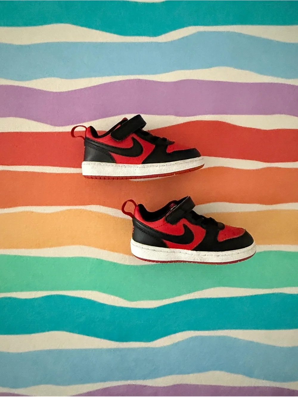 8C Nike Kids Black and Red Low-Top Sneakers with Hook-and-Loop Strap
